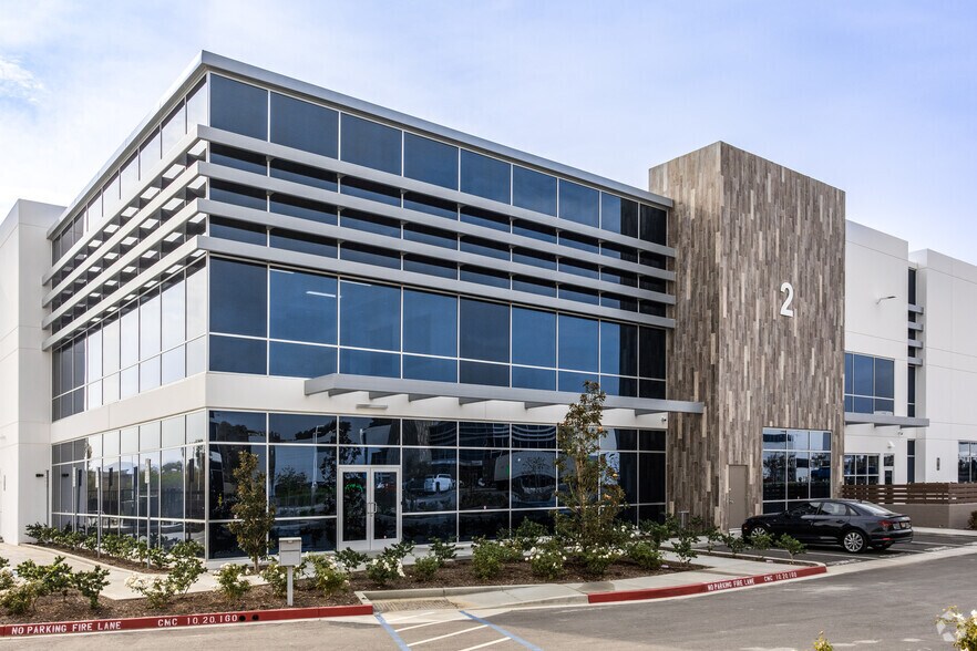 17 Longitude Way, Corona, CA à louer - Photo du bâtiment - Image 3 de 6