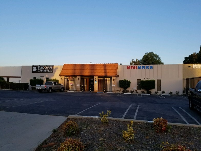 8585-8589 Canoga Ave, Canoga Park, CA for lease - Primary Photo - Image 1 of 13