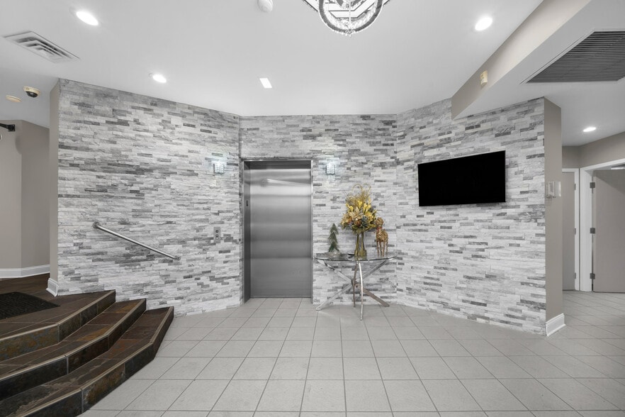 1670 Willow Rd, Northfield, IL for lease - Interior Photo - Image 3 of 11