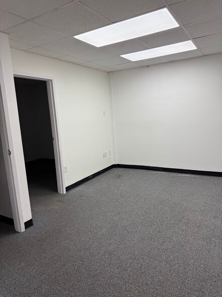 1712 Clubhouse Rd, Reston, VA for lease - Building Photo - Image 3 of 17