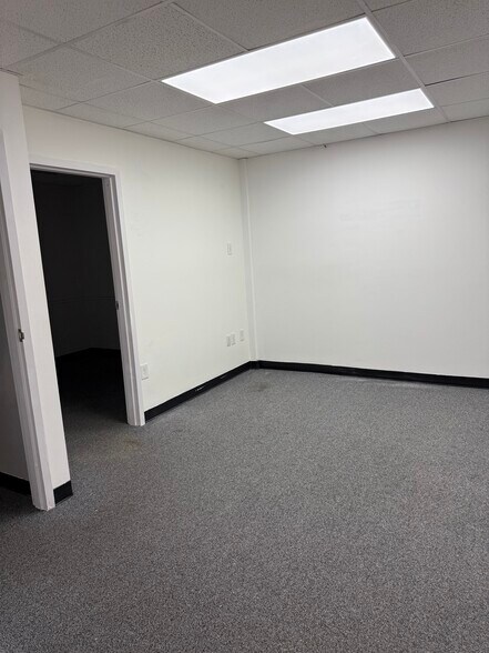 1712 Clubhouse Rd, Reston, VA à louer - Photo du bâtiment - Image 3 de 17