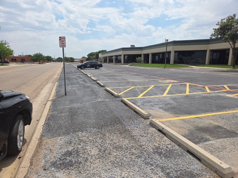 2400 Lakeview Dr, Amarillo, TX à vendre - Photo du bâtiment - Image 2 de 26