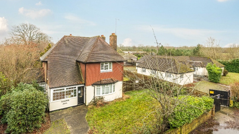 Dowlands Ln, Smallfield for sale Primary Photo- Image 1 of 11