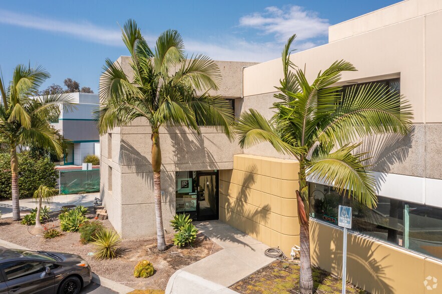 1021 Calle Sombra, San Clemente, CA à louer - Photo du bâtiment - Image 3 de 6