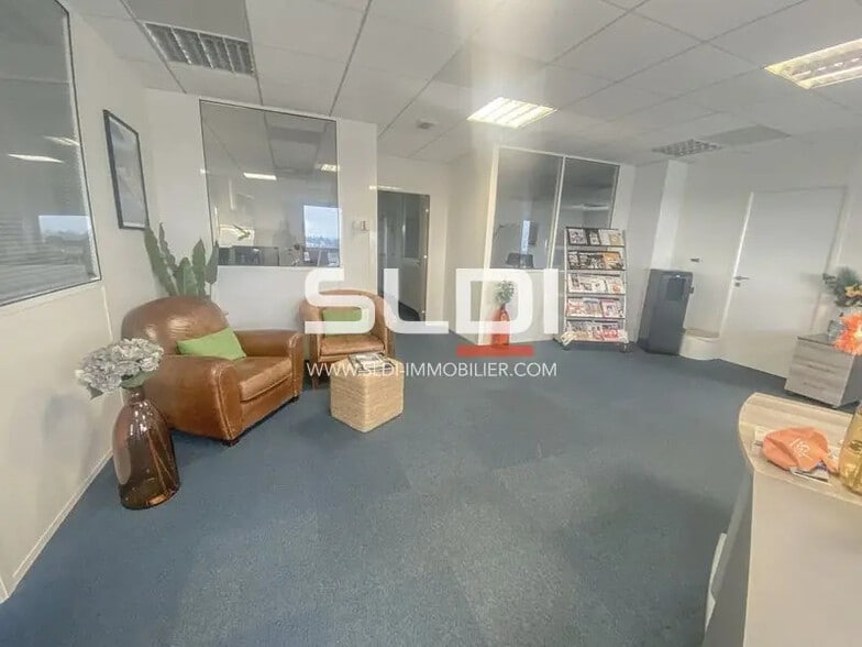 Office in Limonest for sale - Building Photo - Image 2 of 4