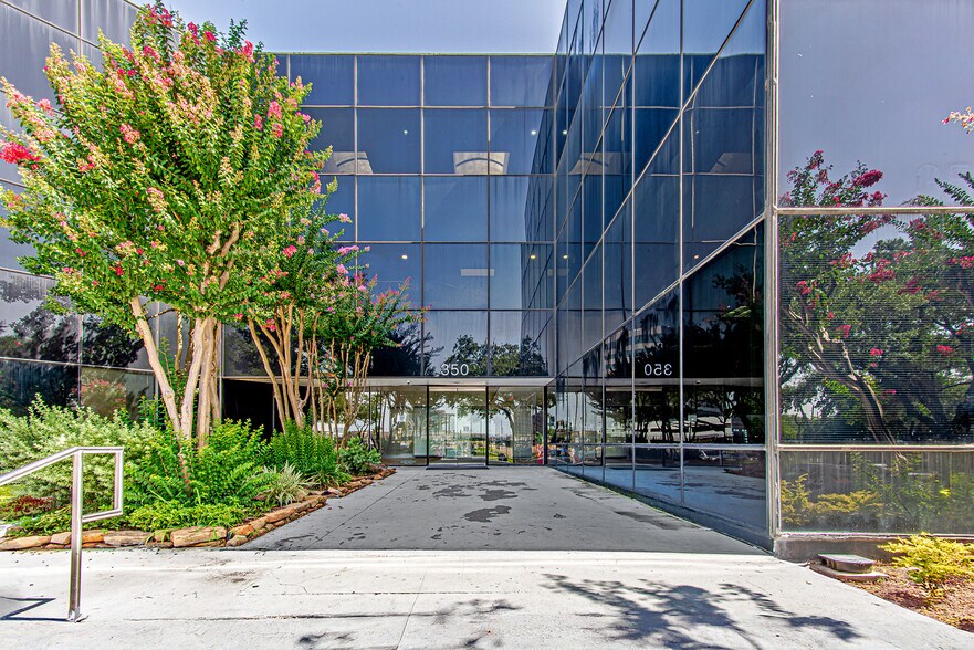 350 Glenborough Dr, Houston, TX à louer - Photo du bâtiment - Image 1 de 11