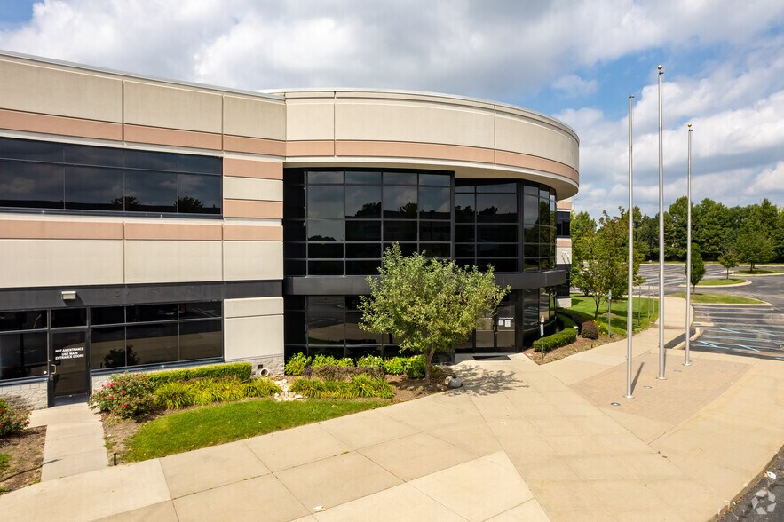 2110 Executive Hills Ct, Auburn Hills, MI à vendre - Photo du bâtiment - Image 2 de 8