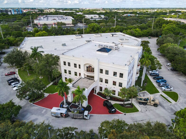 701 Park of Commerce Blvd, Boca Raton, FL for lease - Primary Photo - Image 1 of 24