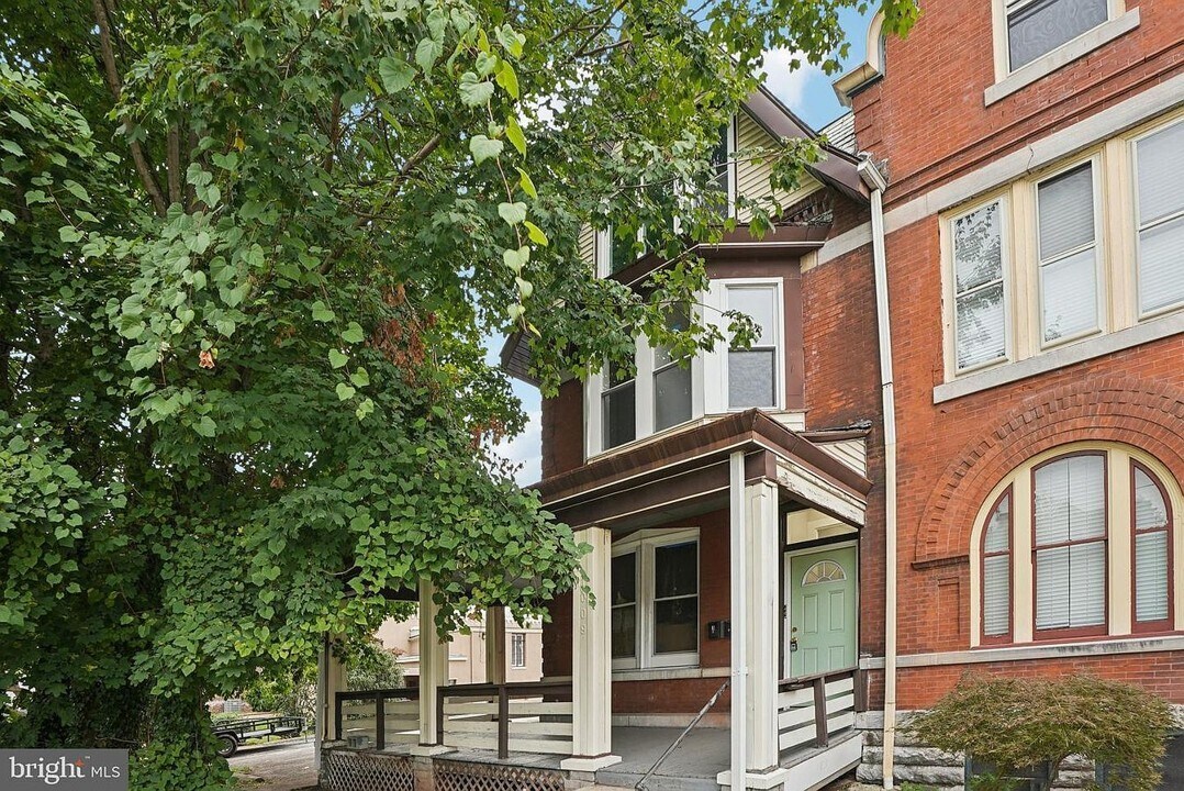 1009 W Main St, Norristown, PA for lease Primary Photo- Image 1 of 8