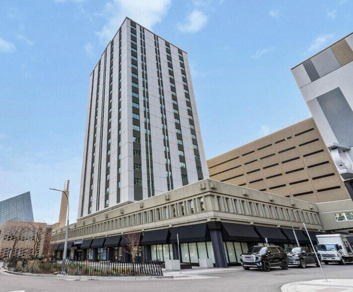 10015 103 Av NW, Edmonton, AB à vendre - Photo du bâtiment - Image 2 de 23