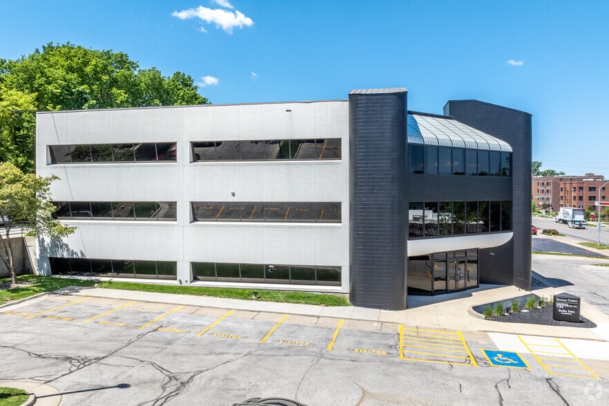 2700 Grand Ave, Des Moines, IA à louer - Photo du bâtiment - Image 2 de 7