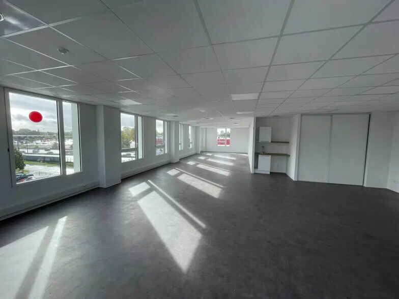 38 Rue Jean Pages, Villenave-d'Ornon for lease - Building Photo - Image 2 of 9