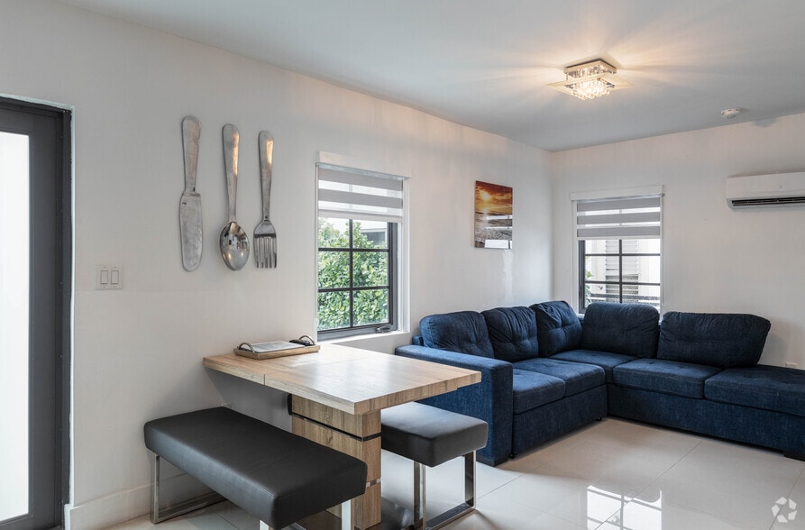 7910 Byron Ave, Miami Beach, FL for sale - Interior Photo - Image 3 of 24