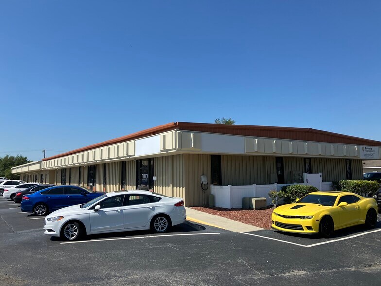 2225 E Edgewood Dr, Lakeland, FL à louer - Photo du bâtiment - Image 1 de 3