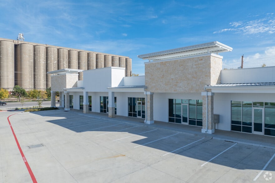 325 N Saginaw Blvd, Saginaw, TX for lease - Building Photo - Image 2 of 14