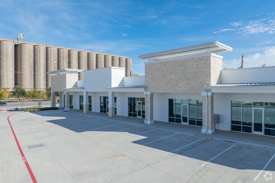 325 N Saginaw Blvd, Saginaw, TX à louer - Photo du bâtiment - Image 2 de 14