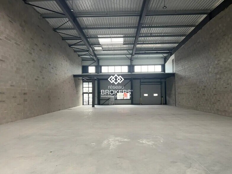 Flex in Dagneux for lease - Interior Photo - Image 1 of 1