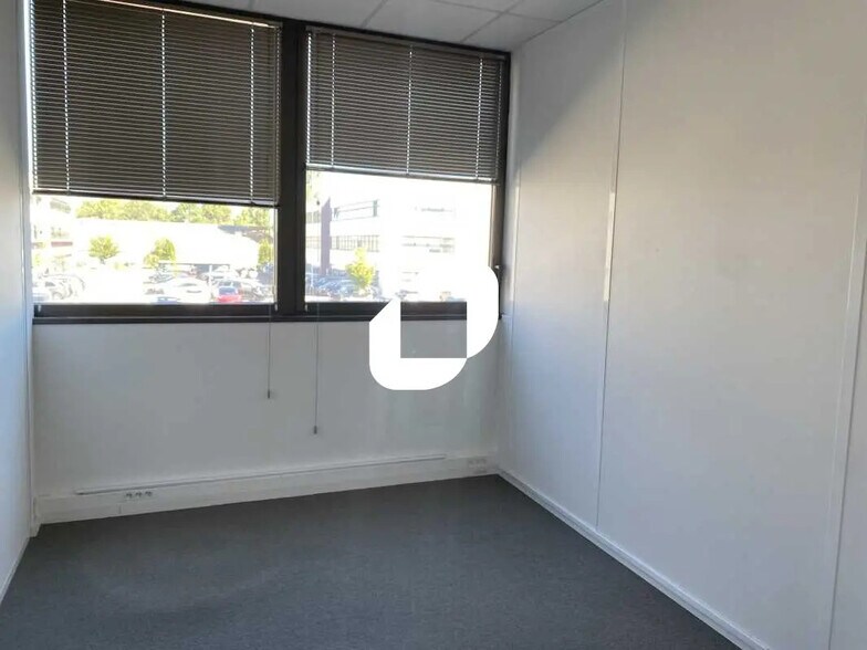 Office in Pessac for lease - Building Photo - Image 2 of 9