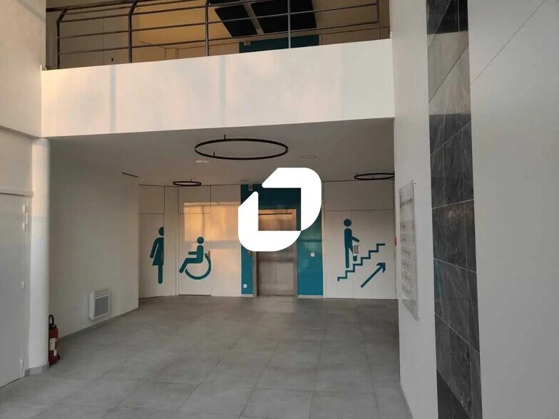 Flex in Gennevilliers for lease - Interior Photo - Image 3 of 11