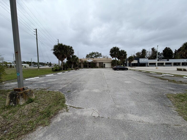 7181 S US Highway 1, Fort Pierce, FL à louer - Photo du bâtiment - Image 2 de 9