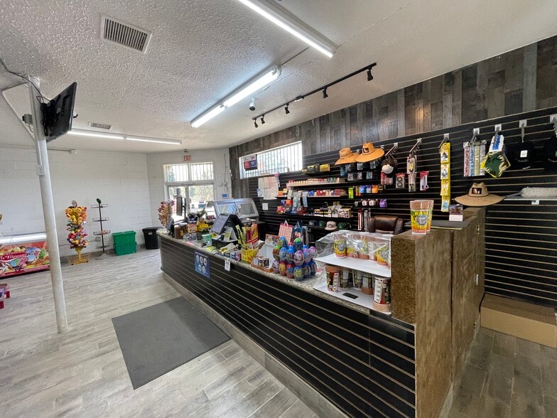 12461 Amethyst Ave, Cutler, CA for sale - Interior Photo - Image 2 of 16