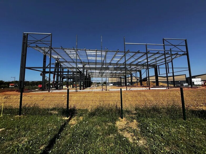 Local d'activités dans Moissy-Cramayel à vendre - Photo du bâtiment - Image 3 de 6