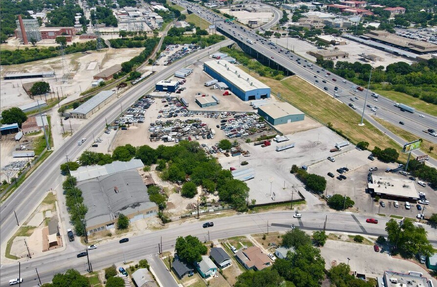 530 Steves Ave, San Antonio, TX à vendre - Photo du bâtiment - Image 2 de 12