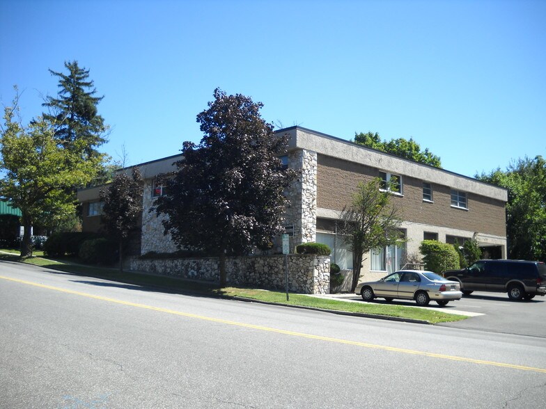 180 E Central Ave, Pearl River, NY à louer - Photo du bâtiment - Image 3 de 11