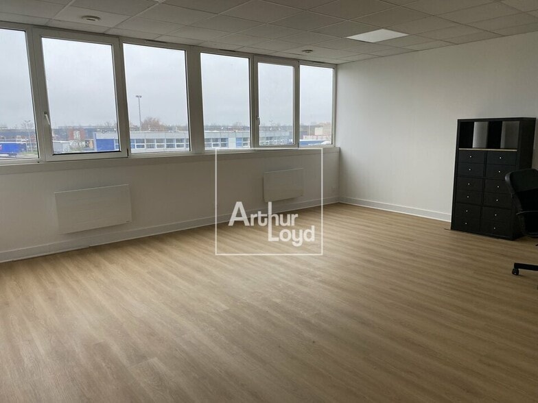 Office in Moissy-Cramayel for lease - Interior Photo - Image 2 of 4