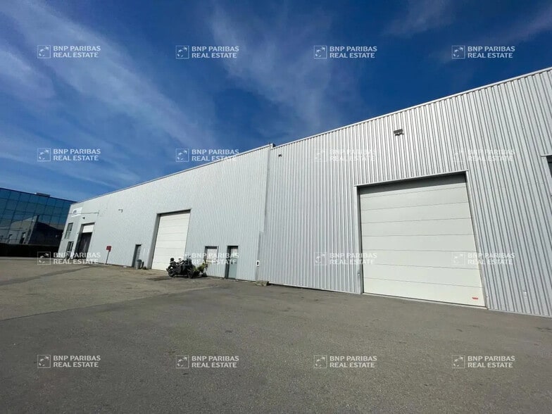 Flex in Brignais for lease - Building Photo - Image 1 of 10