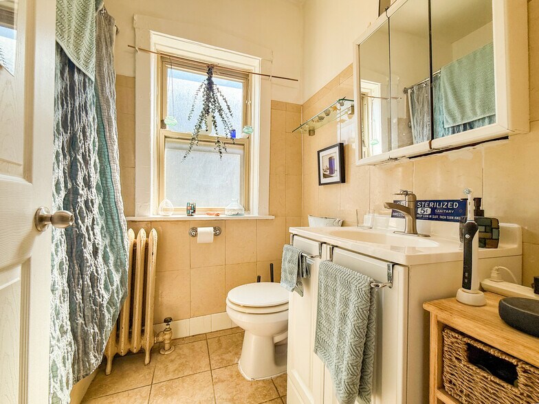 2050 W Fargo Ave, Chicago, IL à vendre - Photo du bâtiment - Image 3 de 5