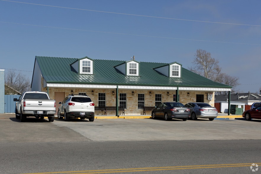209 E Walnut St, Tecumseh, OK for lease - Building Photo - Image 2 of 10