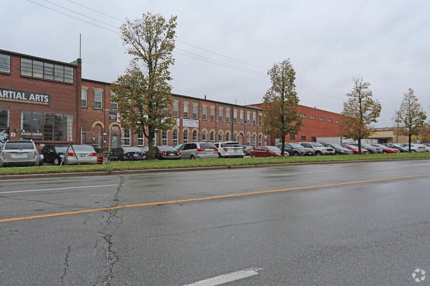 222 Islington Ave, Toronto, ON à vendre - Photo principale - Image 1 de 1