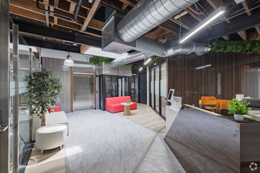 135 N Old Woodward Ave, Birmingham, MI à louer - Photo du bâtiment - Image 2 de 17