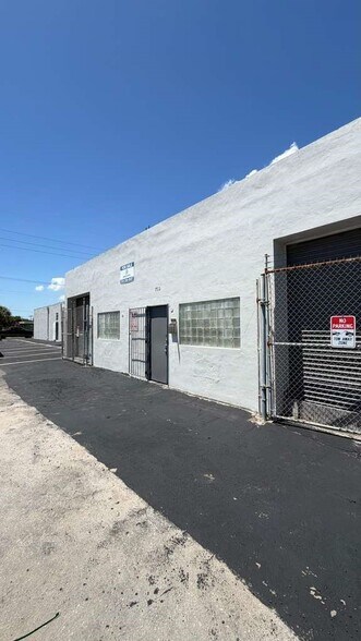 709 NW 8th Ave, Fort Lauderdale, FL à vendre - Photo du bâtiment - Image 1 de 32