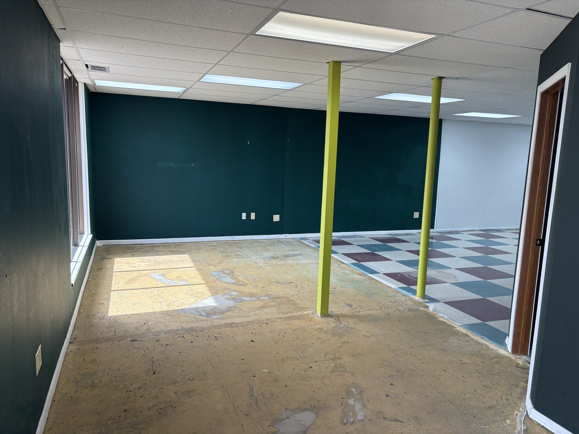 1908 W 42nd St, Sioux Falls, SD for lease Interior Photo- Image 1 of 6