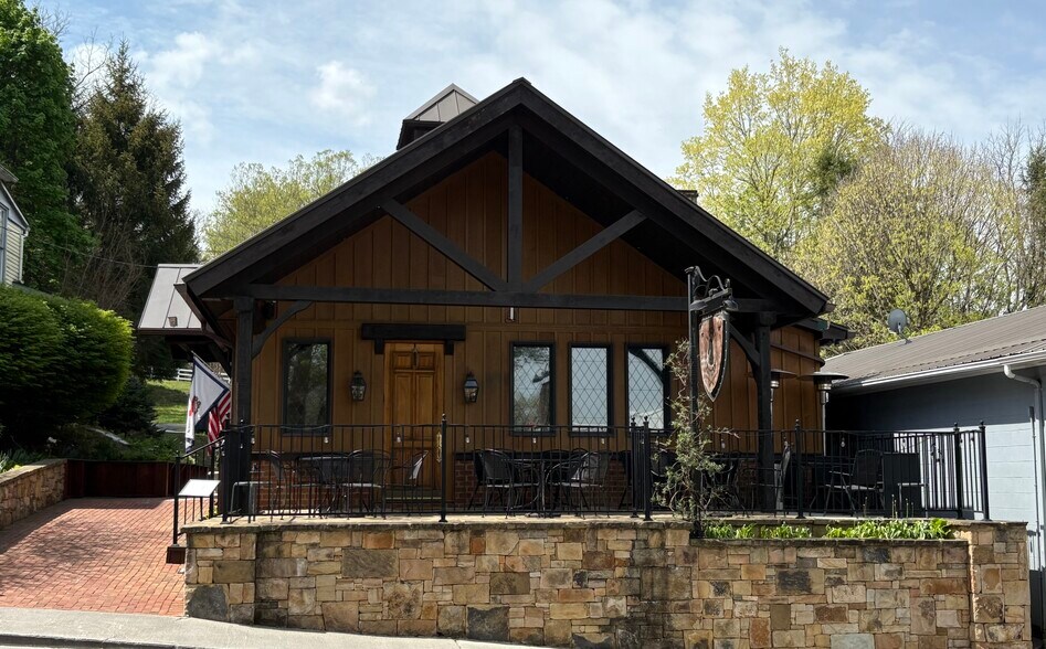 1134 Washington St E, Lewisburg, WV à vendre - Photo du bâtiment - Image 1 de 14