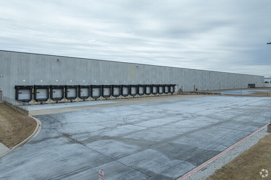 284-314 E Lies Rd, Carol Stream, IL à louer - Photo du bâtiment - Image 3 de 4