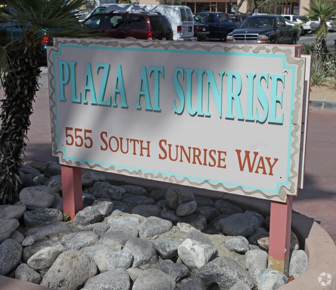 555 S Sunrise Way, Palm Springs, CA à louer - Photo du bâtiment - Image 2 de 6