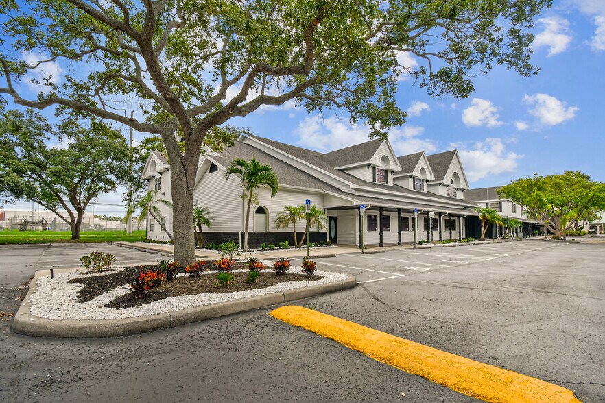 300 E Bay Dr, Largo, FL à louer - Photo du bâtiment - Image 3 de 46