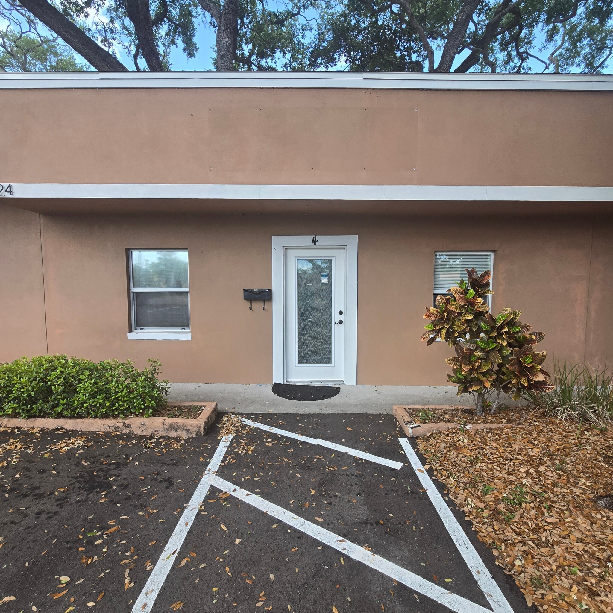624 E Bay Dr, Largo, FL for lease Interior Photo- Image 1 of 1