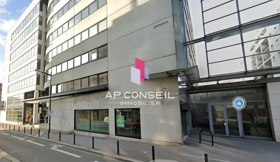 Retail in Montigny-le-Bretonneux for lease Building Photo- Image 1 of 12