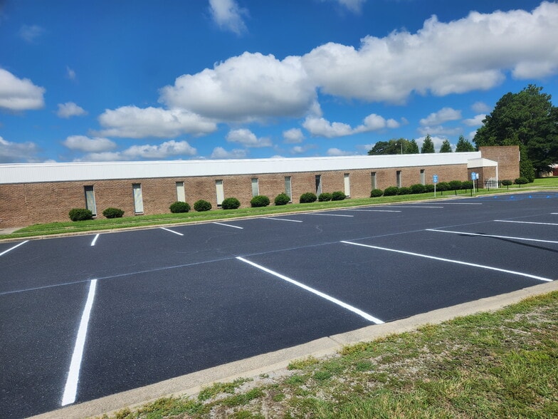 404 St Andrews Dr, Greenville, NC for lease - Building Photo - Image 2 of 108