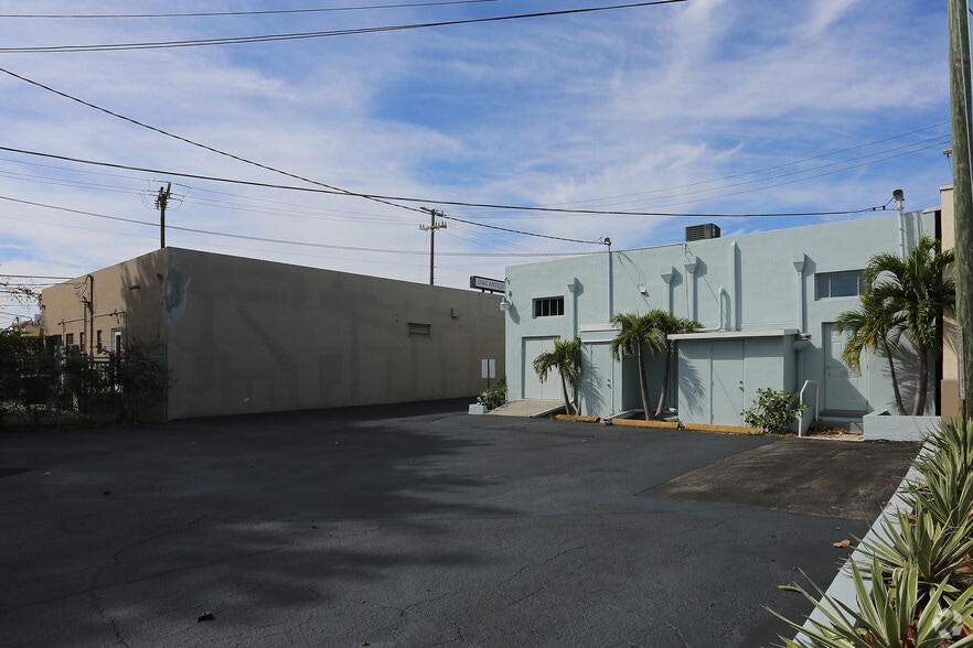 3230 S Dixie Hwy, West Palm Beach, FL à louer - Photo du bâtiment - Image 3 de 3