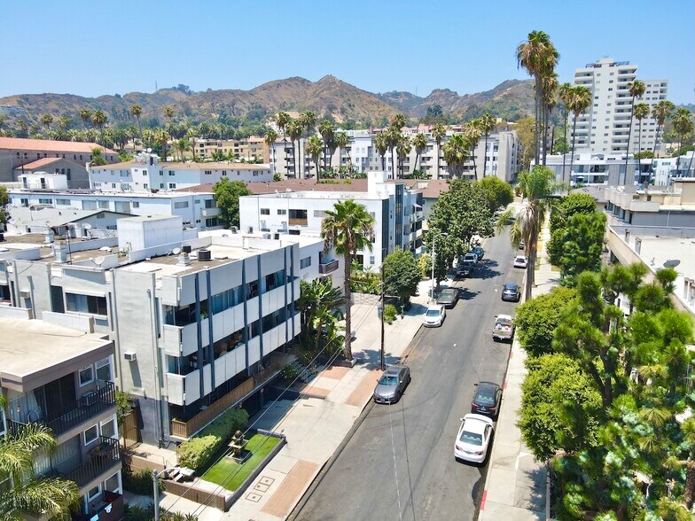 1627 N Poinsettia Pl, Los Angeles, CA à vendre - Photo du bâtiment - Image 2 de 14