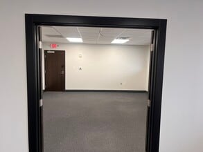 7743 Grand River Ave, Brighton, MI à louer Photo intérieure- Image 1 de 5