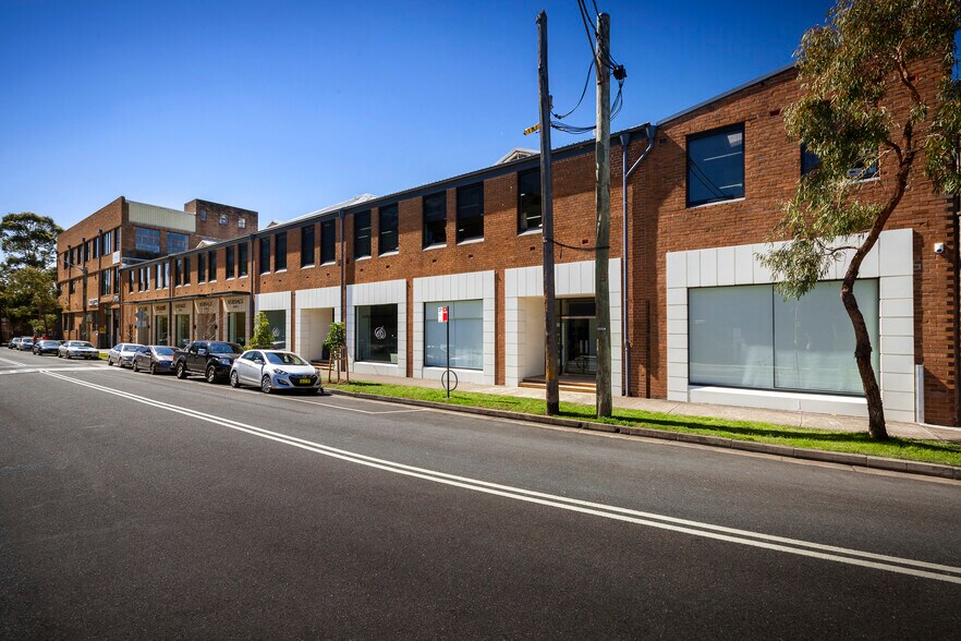 723-725 Elizabeth St, Waterloo à louer - Photo du bâtiment - Image 2 de 6