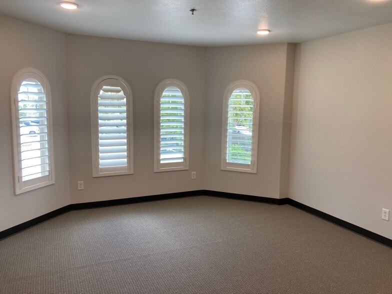 6536 Greatwood Pky, Sugar Land, TX for sale - Interior Photo - Image 3 of 5