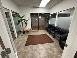 3030 Lincoln Ave, Coquitlam, BC à louer Photo du bâtiment- Image 2 de 9