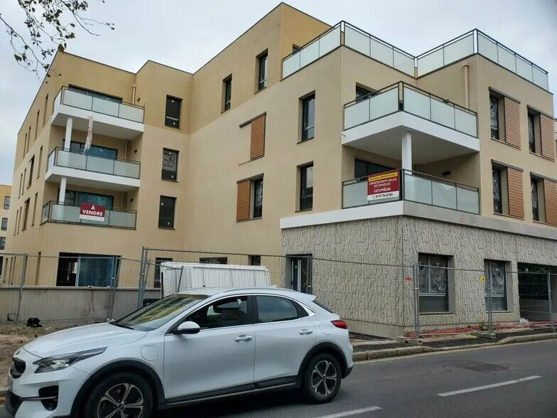 Retail in Craponne for sale - Building Photo - Image 2 of 9